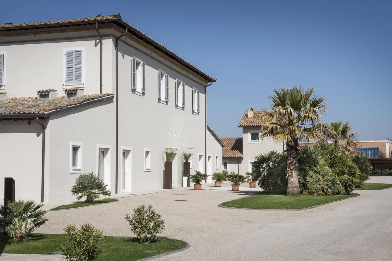 Hotel & Resort Le Colombare Foligno Exterior photo